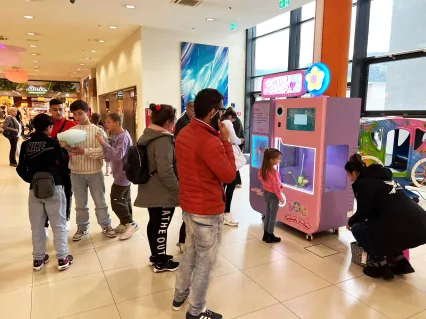 Cotton candy machine attracting families